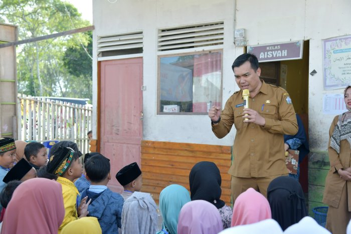 Pj Bupati Baong Imbau Orangtua Mengantar Anaknya Saat Pertama Masuk Sekolah