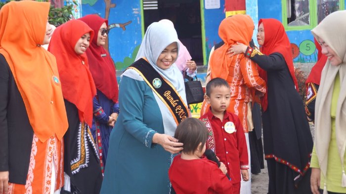 Bunda PAUD Kabupaten Bener Meriah Ny Yanna Tanwier Kunjungi TK dan SD di Kecamatan Bukit