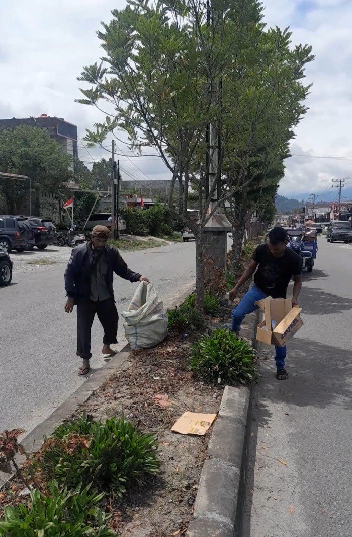 Gerak Cepat, DLH Bener Meriah Bersihkan Sampah Sisa Karnaval