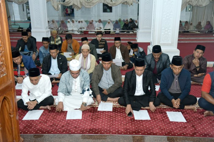 Bersama Masyarakat, Pj. Bupati Mohd Tanwier Ikuti Doa dan zikir Di Masjid Agung Babussalam