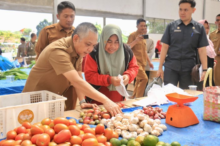 Pj Bupati Mohd Tanwier Aktifkan Pasar Rakyat Wih Delung