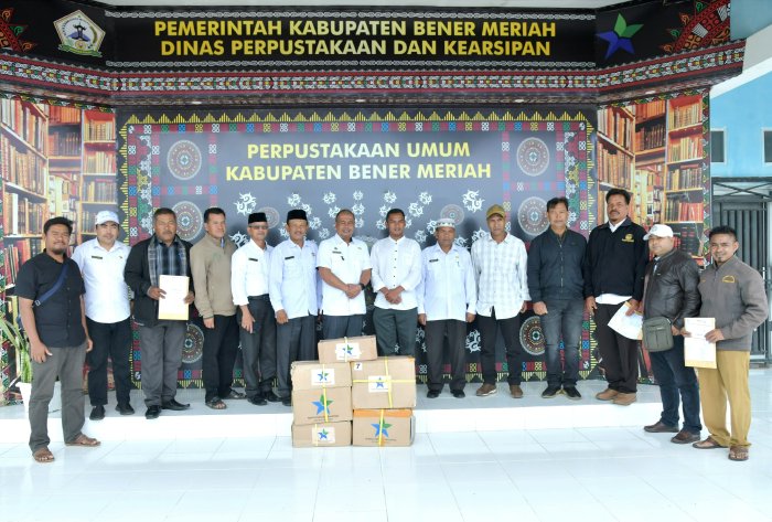 Secara Simbolis Pj. Sekda Bener Meriah Riswandika Putra Serahkan Bantuan Bacaan Bermutu Untuk Perpustakaan Kampung Di Kantor Arpus