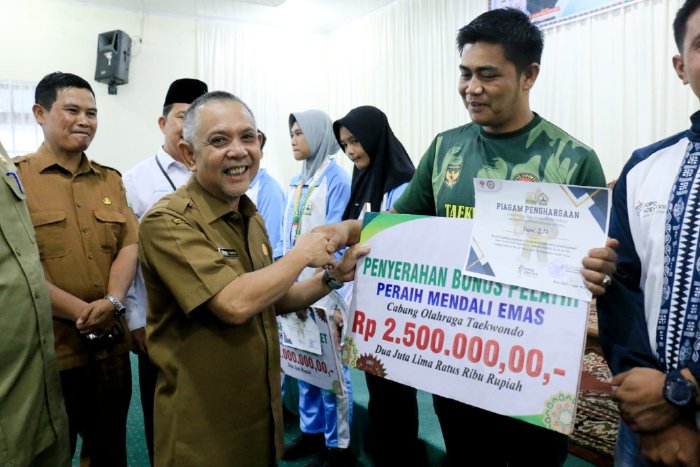 Pemkab Bener Meriah Bagikan Bonus untuk Atlet POPDA XVII