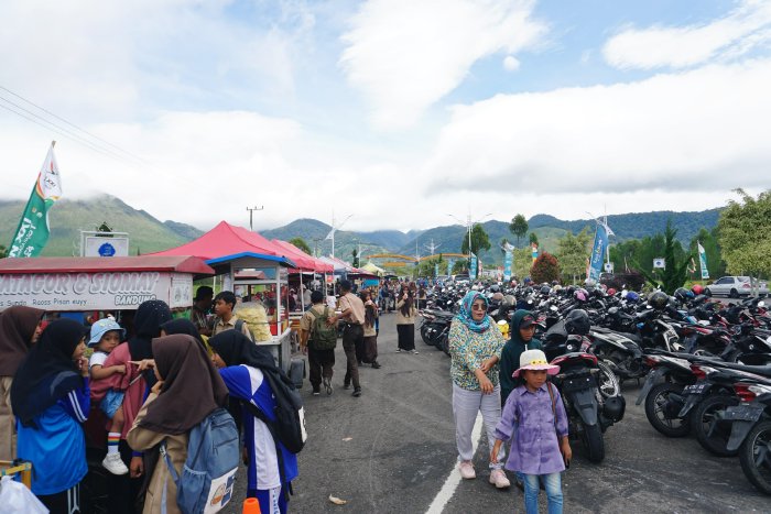 Pengunjung Padati Bandara Rembele Saksikan Cabor Gantole