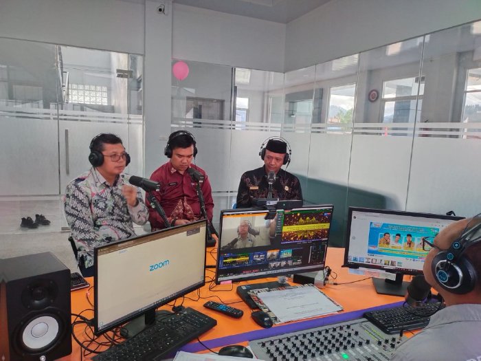 Asisten 1 Pemerintahan Keistimewaan Aceh dan Kesra Setdakab Bener Meriah Narasumber Talkshow Di LPP RRI Takengon