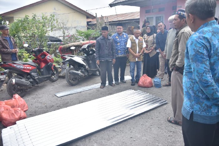 Pj. Bupati Mohd Tanwier serahkan bantuan kepada korban musibah angin puting beliung