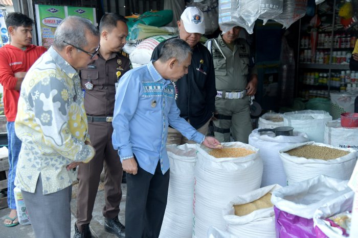 Pj. Bupati Mohd Tanwier Tinjau Kondisi Pasar Rakyat Simpang Tiga