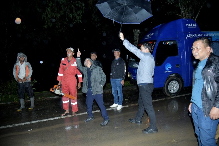 Pj. Bupati Mohd Tanwier Sigap perbaiki jalan tertimbun longsor di 2 lokasi