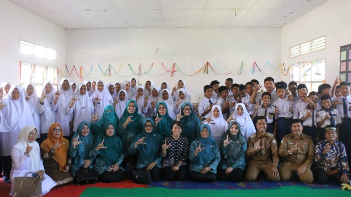 Pj. Ketua TP-PKK Bener Meriah Motivasi Pelajar SMPN 6 Timang Gajah Terkait Bahayanya Pernikahan Dini dan Narkoba