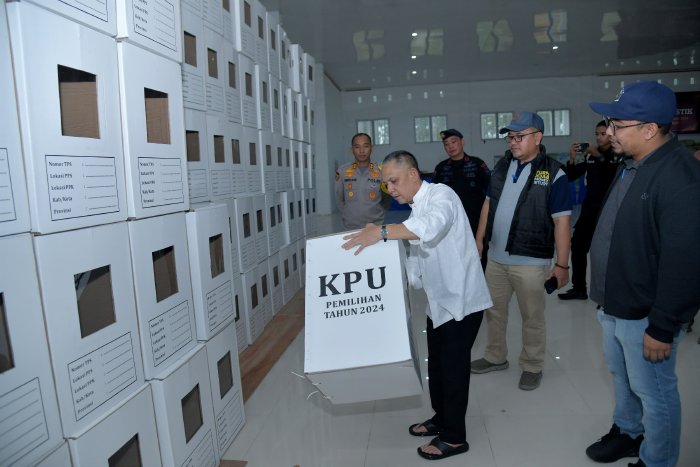 Pj. Bupati Bener Meriah Ir. Mohd Tanwier, MM Tinjau Kedatangan Logistik Pilkada 2024 Di Gudang KIP