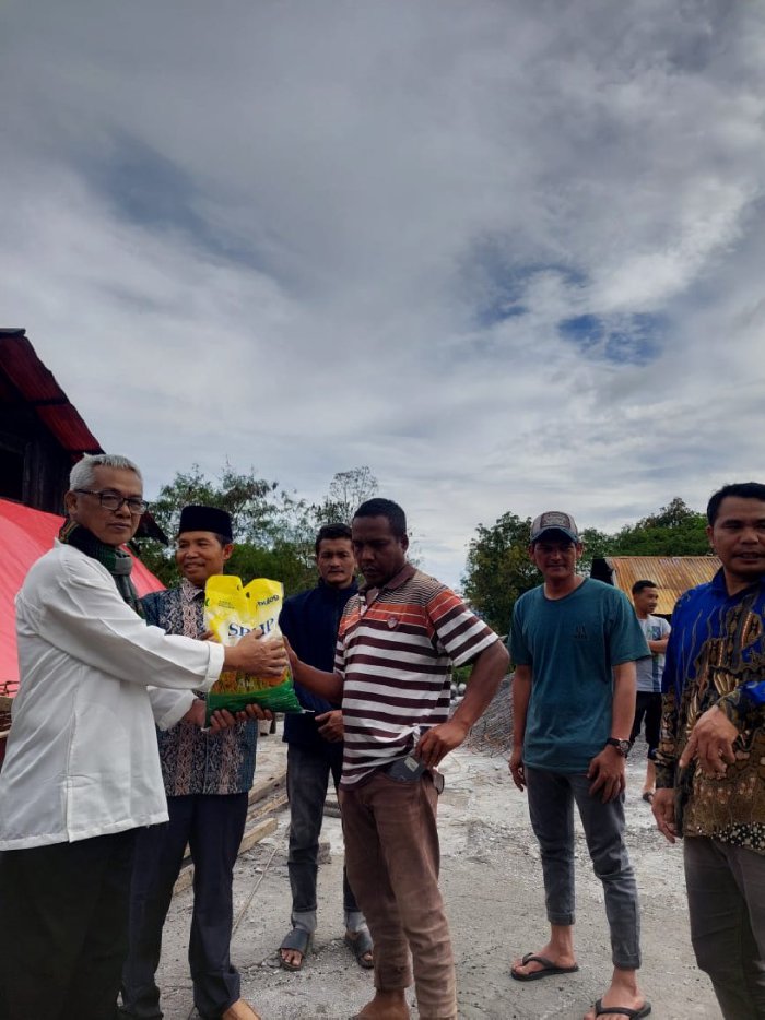 Serahkan Bantuan Korban Kebakaran, Wakil Bupati Armia Imbau Masyarakat Tingkatkan Kewaspadaan