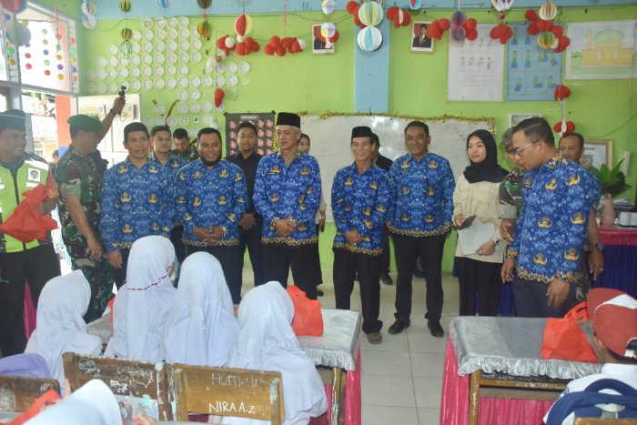 Wabup Bener Meriah Ir. Armia Bagikan Makanan Program MBG Untuk Murid SDN 2 Puja Mulia